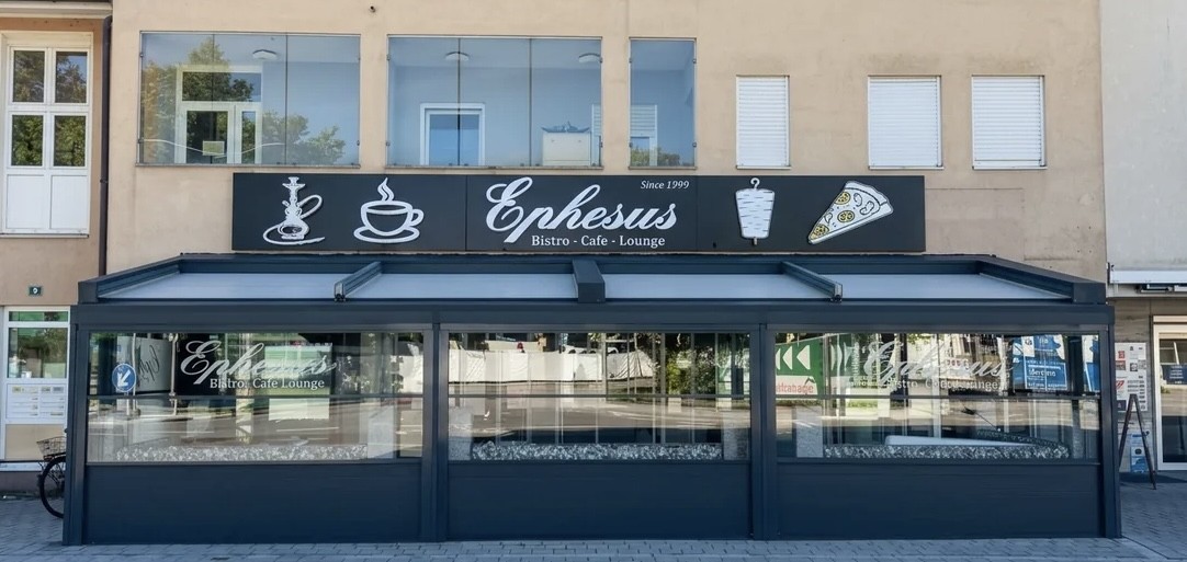 Ephesus in Freilassing von der Straße aus, mit verglaster Terrasse