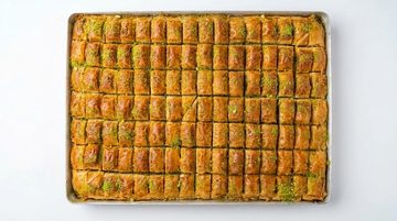 Blech mit Baklava, in Rauten geschnitten und mit gehackten Pistazien bestreut