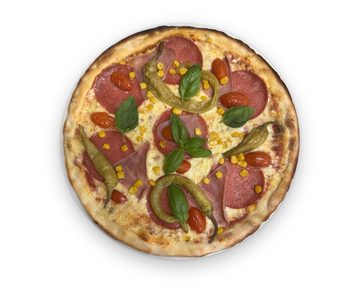 Pizza mit Salami, Schinken, Mais, Peperoni, Kirschtomaten und frischem Basilikum, von oben fotografiert